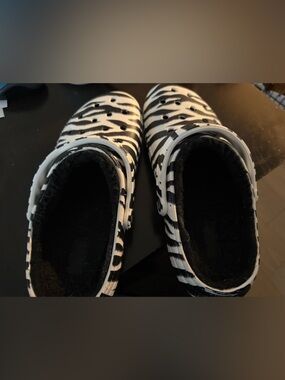 Crocs with fur lining - zebra women’s size 11